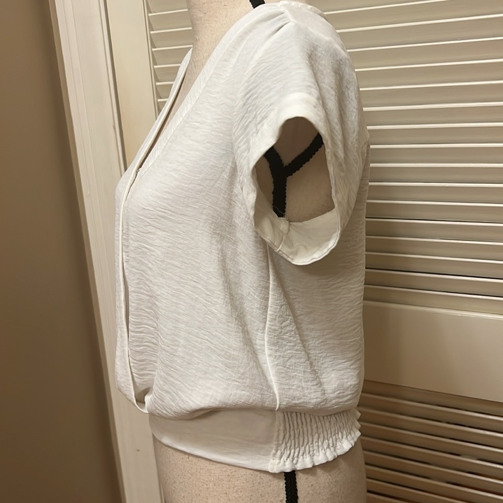 Nine West V Neck Surplice Blouse in White, Size XSmall, EUC - Picture 11 of 17